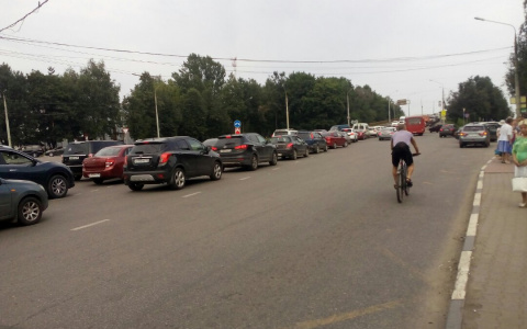 В Ярославле тройное ДТП на мосту парализовало движение: видео