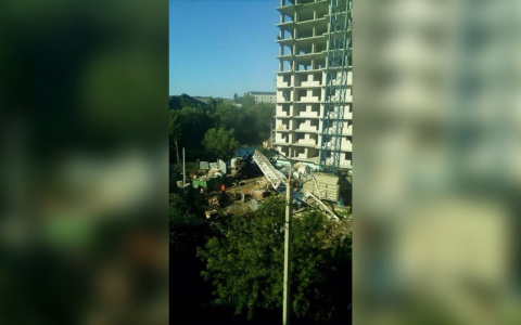 В Ярославле рухнул строительный кран: кадры