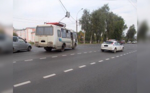 В Рыбинске маршрутка сбила женщину. Фото