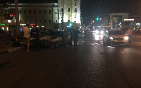 Несчастливый перекресток: в центре Ярославля произошло тройное ДТП. Кадры
