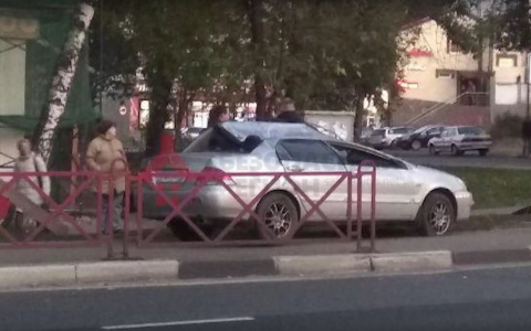 Иномарка с ребенком перевернулась в Ярославле: видео