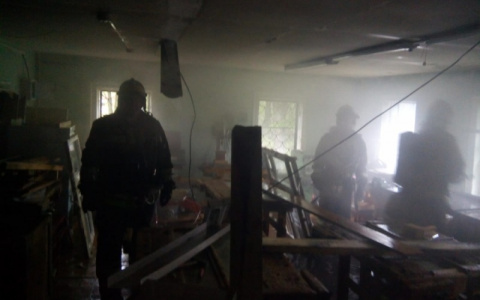 Массовая эвакуация: ярославскую полыхающую школу тушили 22 спасателя