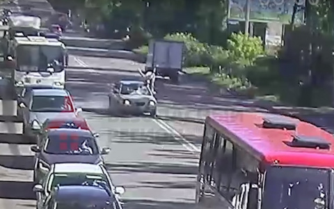 Двойное сальто и разбитая голова: ТОП-3 видео аварий с участием пешеходов
