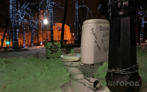 "Присядь на реальность": арт-унитаз появился в историческом центре Ярославля