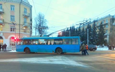 Держись "рогатый": как пассажиры на себе троллейбус тащили в Рыбинске