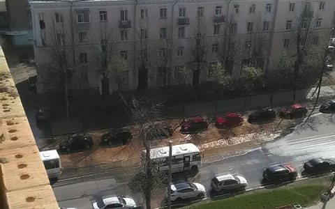 Заливает салоны авто: в центре Ярослаля затопило улицу