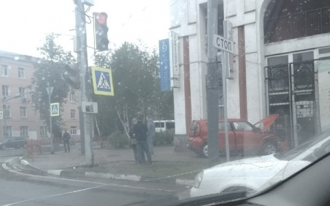 Проклятый перекресток: в Ярославле авто врезалось в здание торгового центра