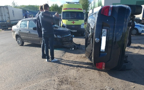 Выбрался из салона и просил помощи: в Ярославле авто завалилось на бок. Кадры