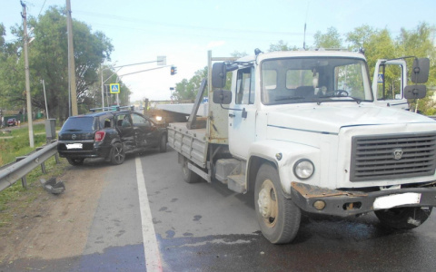 Не уступил грузовику: водитель пострадал в серьезном ДТП под Ярославлем