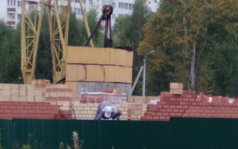 "Еле разбежаться успели": строительный кран сломался на глазах у ярославцев