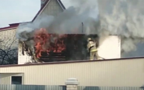 Вся крыша в огне: первые подробности пожара в Фрунзенском районе. Видео