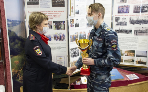 "Дети должны сами принимать решения": в Ярославле наградили будущих полицейских