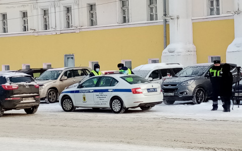Рухнул прямо на дороге: в ЧП в Ярославле вмешалась полиция