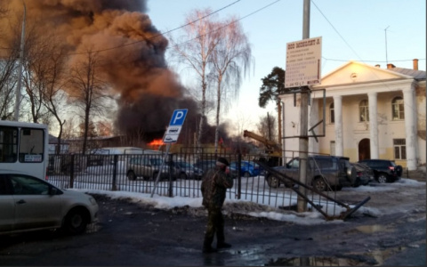 «Дым видно даже из Перекопа»: в Ярославле горит склад пиломатериалов. Видео
