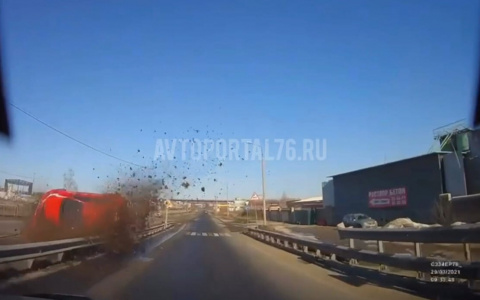 В шоке перевернулся в воздухе: жуткое ДТП в Ярославле. Видео