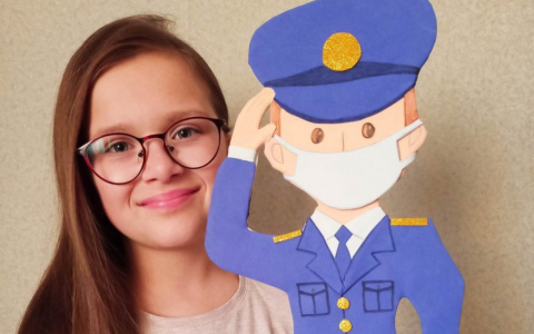 "Там ему и место": в Ярославле полицейский посадил коронавирус в тюрьму благодаря 10-летней девочке