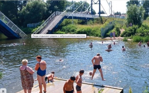 Под Ярославлем люди устроили пляж рядом с рухнувшим мостом