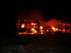 Огонь охватил дачные дома и бани в Ярославской области