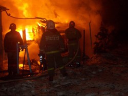 В Ярославской области вспыхнули два строения, спасатели предотвратили массовый пожар в деревне