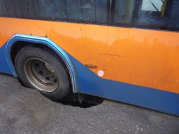 В Ярославской области троллейбус провалился в яму на дороге