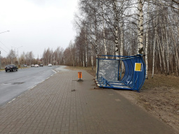 В Ярославле перевернулась автобусная остановка
