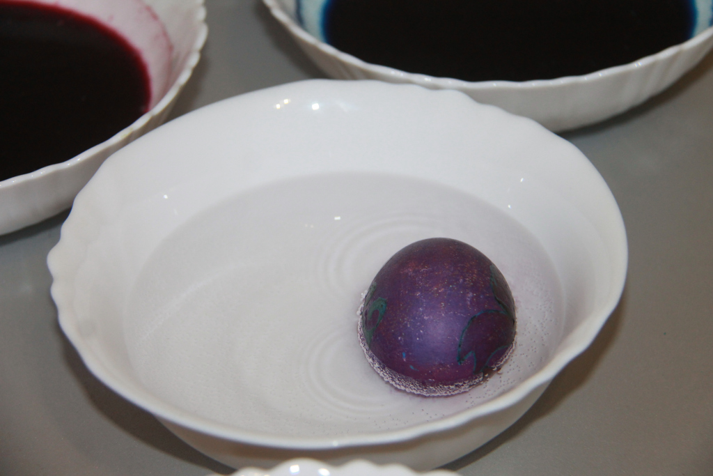 Черный краситель в губке. Коричневые яйца покрасить красителем. Покраска яиц в вине Красном. Покрасить яйца в вине Красном. Яйца в вине красить.