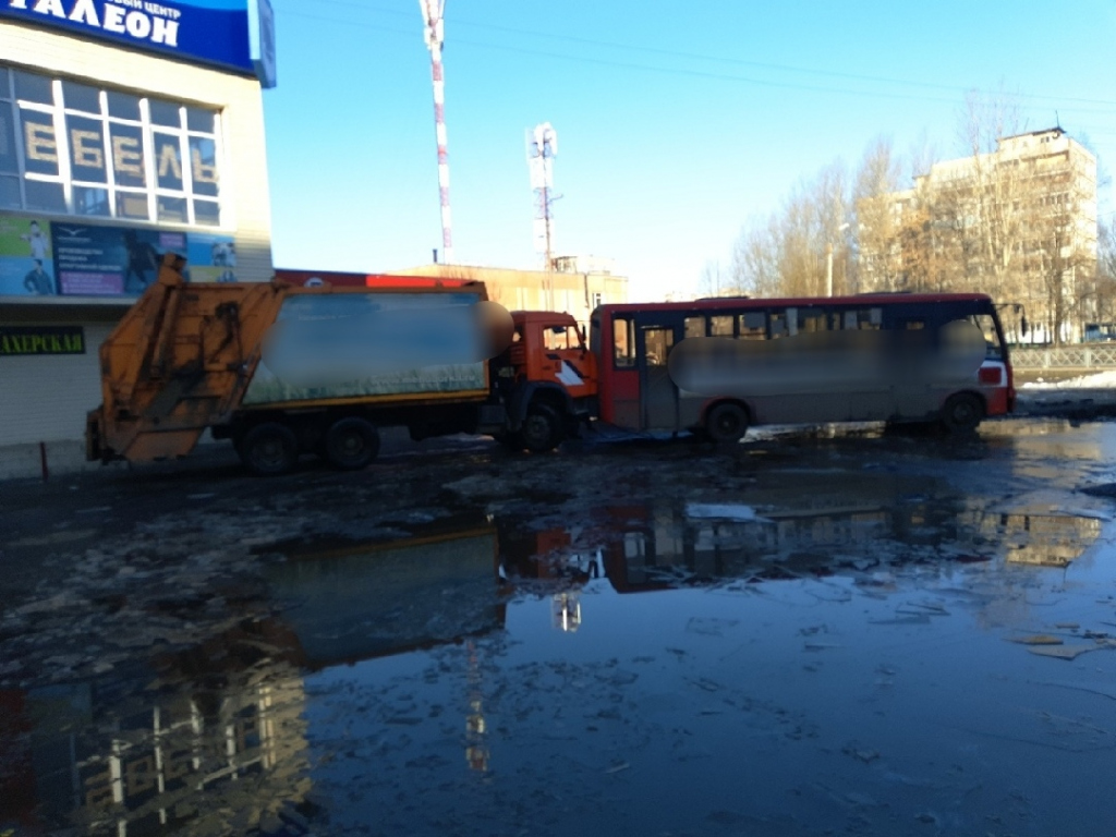 Почему утонул автобус в питере. Автобус застрял в грязи. Мусоровоз застрял в грязи. Автобус утонул. Автобус Санкт-Петербург утонул.