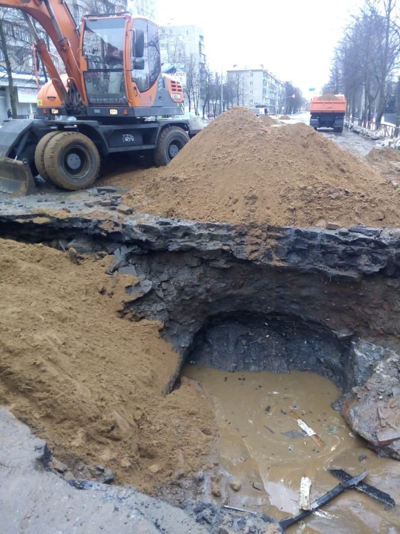 Грузовой автомобиль проваливается в песок