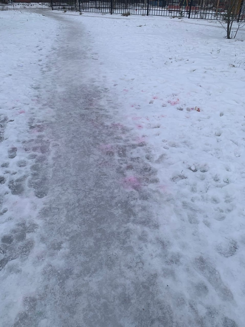 Розовый снег собаки. Отрава для собак на Клиц. Отрава для собак на улице на снегу.