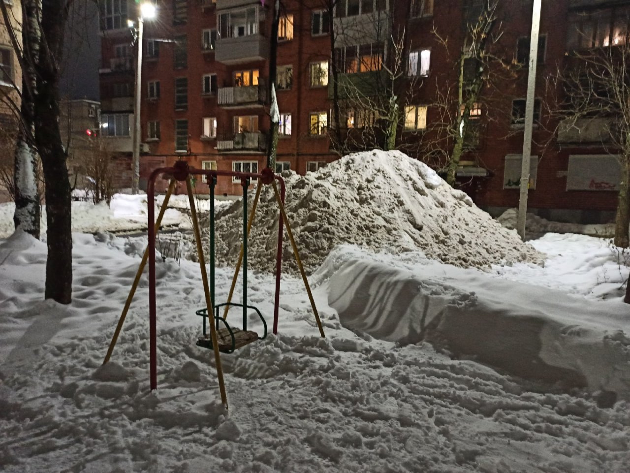 Сугробы во дворе