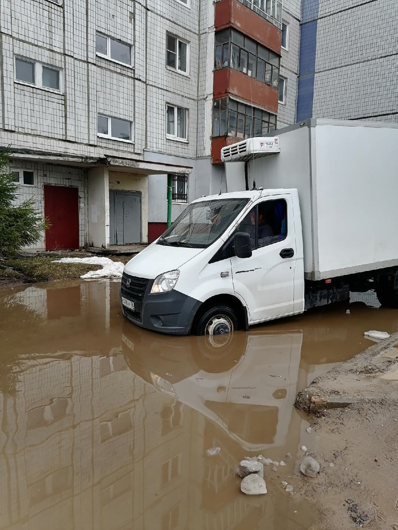 На в Ярославле «Газель» ушла в подводную яму