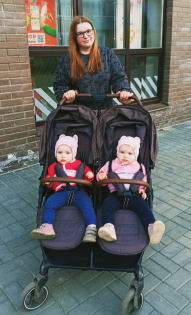 Мария и дочки София и Виктория 