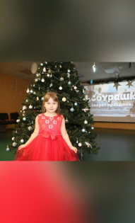 Возле ёлки снова торжество. 