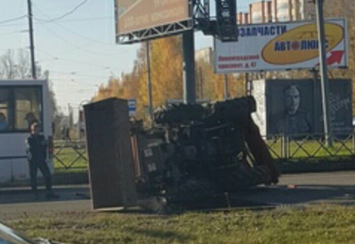 Многотонный трактор перевернулся в Ярославле: что рассказывают очевидцы