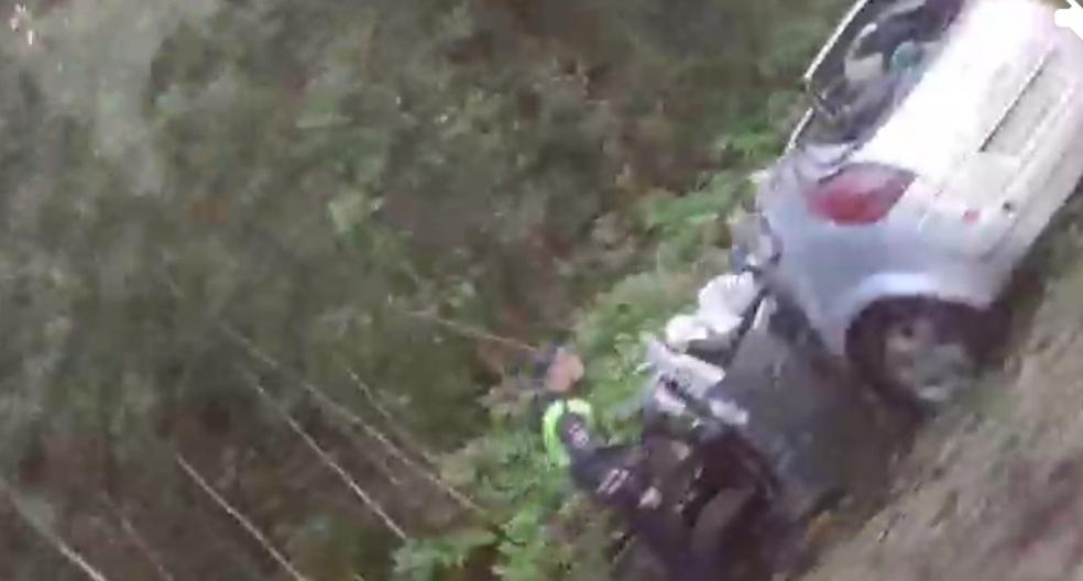 Толпа у реанимации: на Резинотехнике два авто улетели в кювет