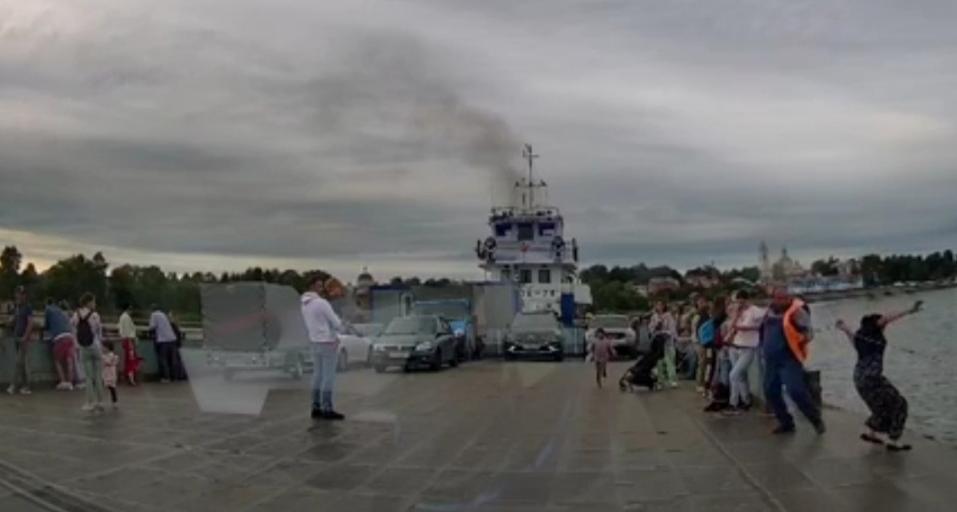Ее накрыла баржа: женщина упала с плывущего парома в Ярославской области