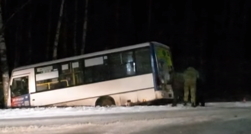 Транспортная схема в действии: в Ярославле автобус улетел в кювет