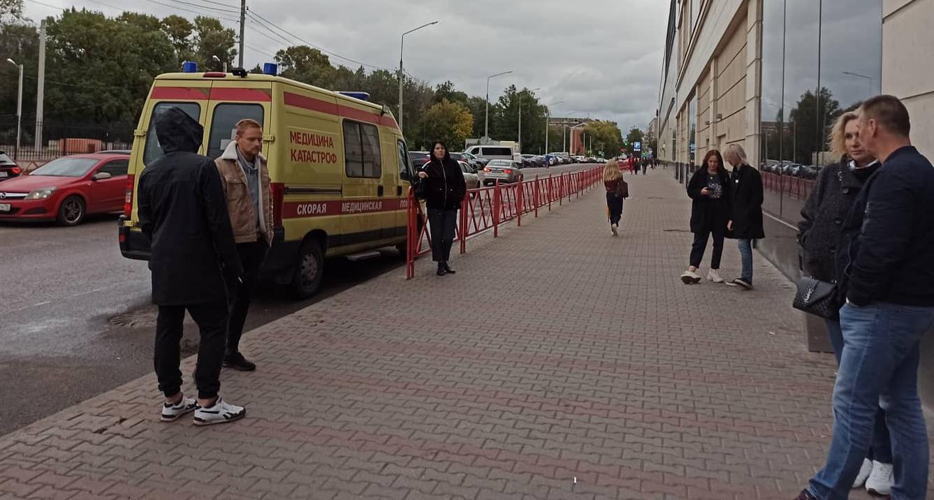 Реанимация и толпа: почему эвакуировали "Ауру" в Ярославле
