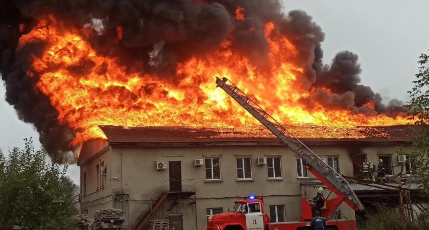 Пламя высотой с деревья: подробности пожара в Ярославле