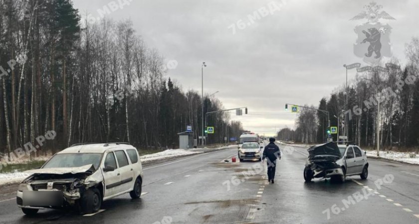 Пару увезли на скорой: под Ярославлем произошло массовое ДТП с пострадавшими
