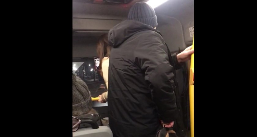 В Ярославле водитель маршрутки налетел на пассажирский автобус с монтировкой