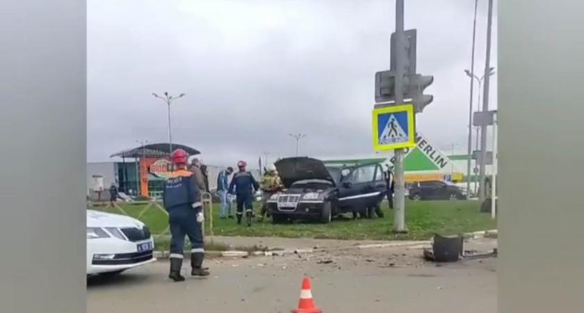Машины раскидало в разные стороны: в Ярославле произошло ДТП ВИДЕО