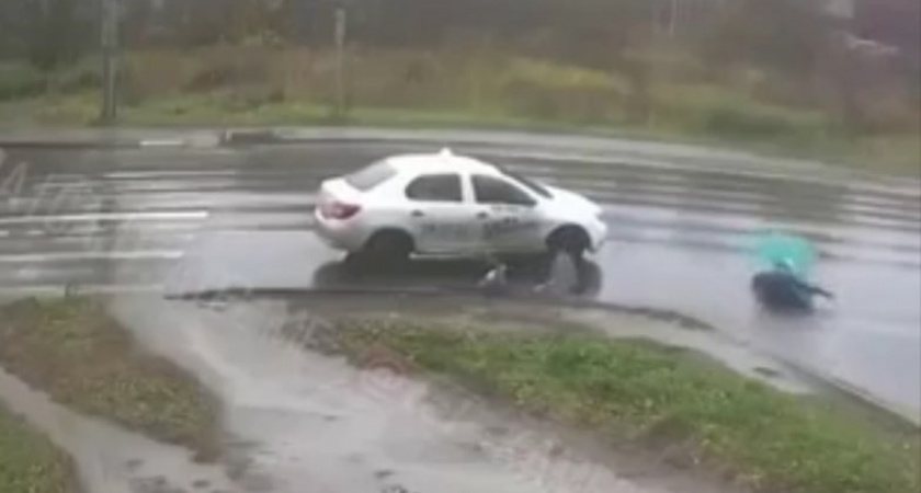 Подбросило вверх и отлетели на несколько метров: в ДТП сбили мать с ребёнком ВИДЕО