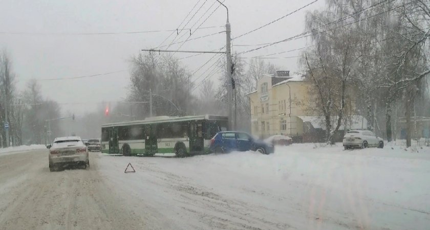«Занесло на жиже»: в Ярославле автобус с пассажирами попал в ДТП 