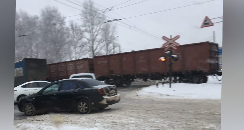 "Выезд из Брагино перекрыт": в Ярославле фура врезалась в поезд