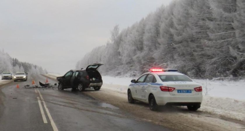 Снесло полкабины: под Ярославлем в ДТП пострадали три человека