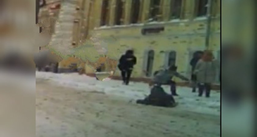 Упала прямо под колеса: в Ярославле пассажирка оказалась под автобусом