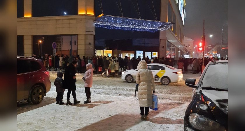 Толпой стояли на морозе: причина эвакуации в ТЦ "Аура"