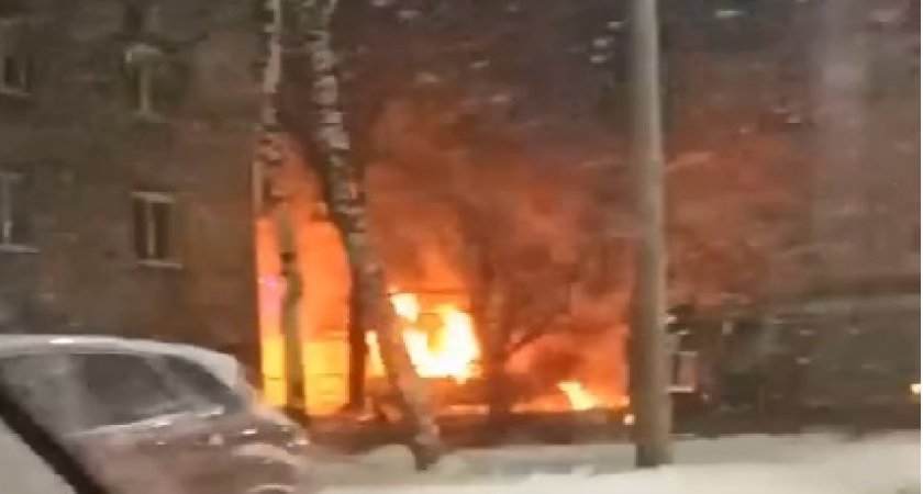 В центре Ярославля одновременно загорелись два автомобиля. Видео