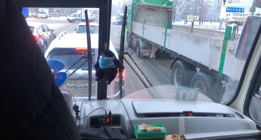 Ярославль прямо сейчас стоит в девятибальных пробках